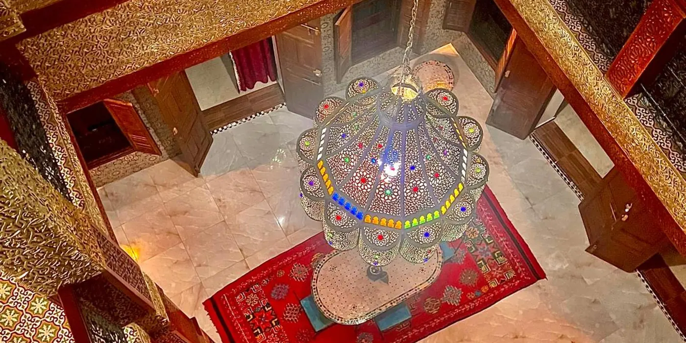 Le patio vu d’en haut, le lustre et le tapis rouge