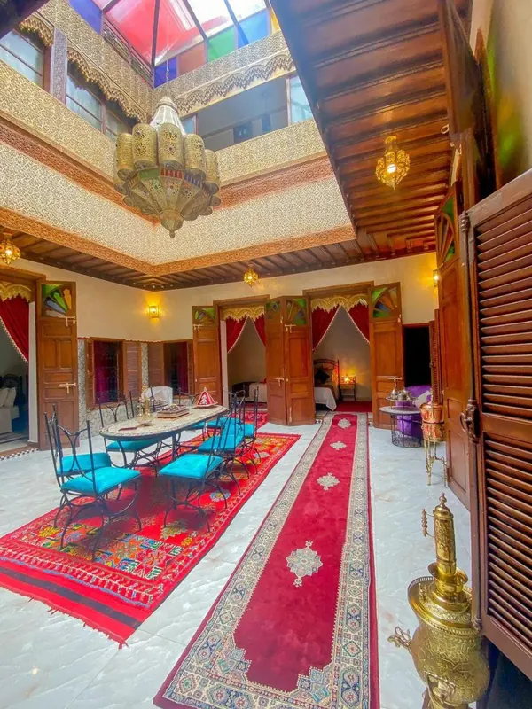 Le patio, tapis rouges et grand lustre