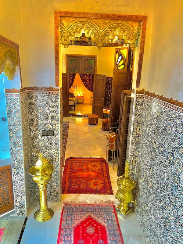 L’entrée de la maison, tapis rouge et zellige