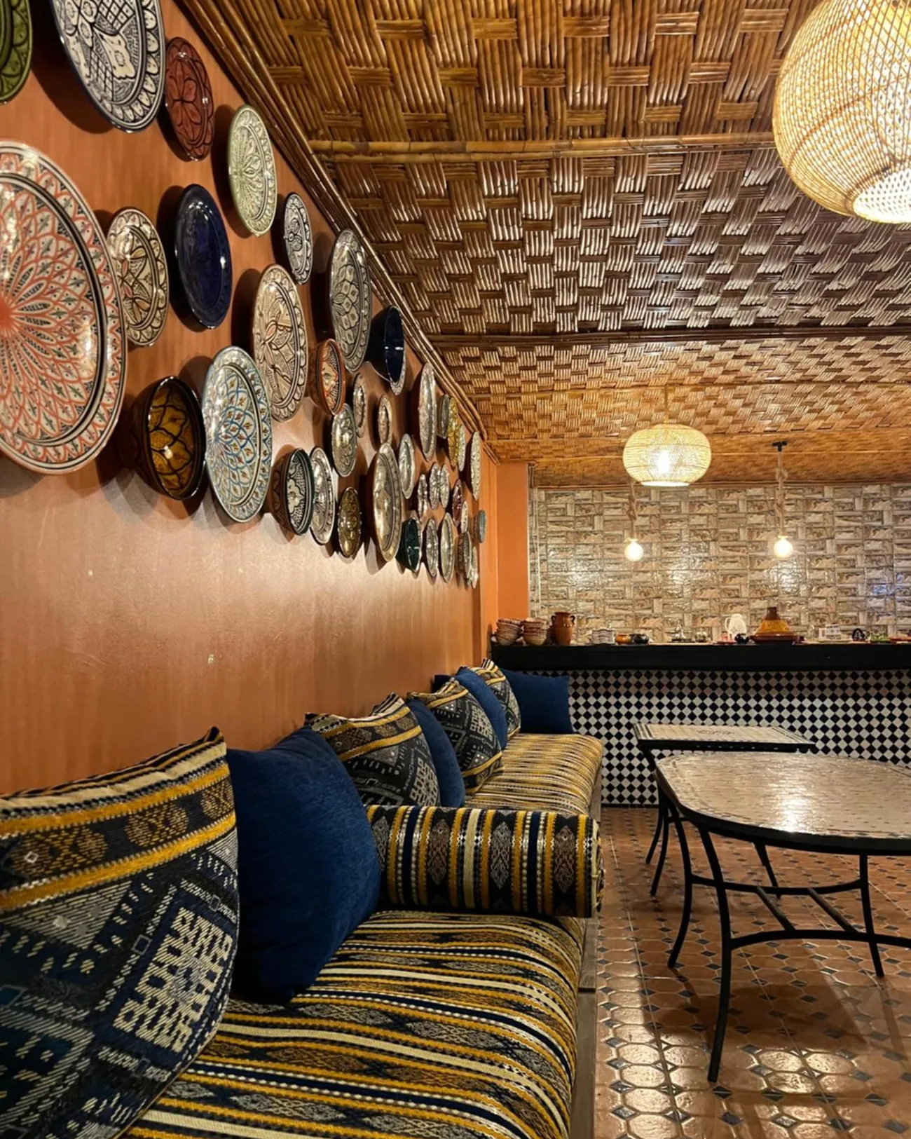 Le salon sur le toit, banquettes et assiettes peintes