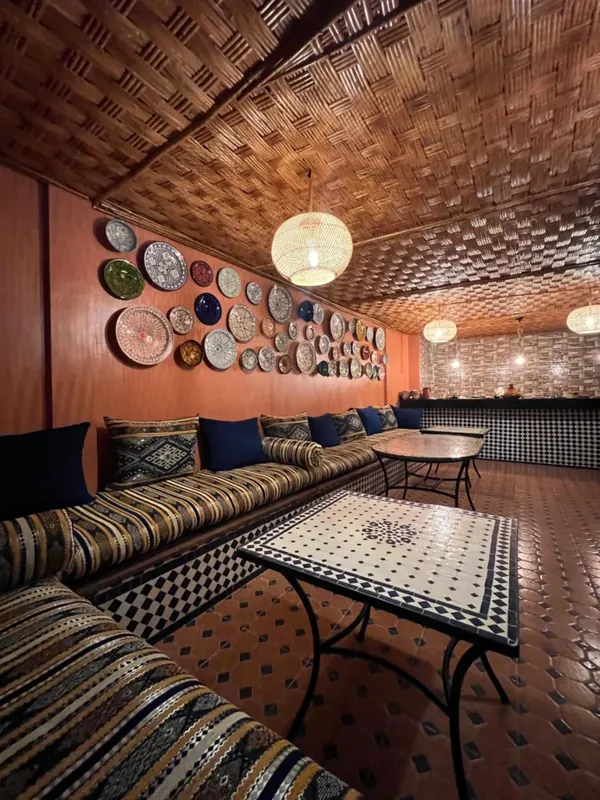 Le salon sur le toit, sous le plafond de roseaux