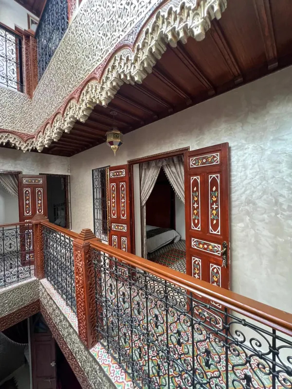 La galerie de l’étage et ses rampes en fer forgé