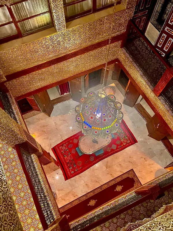Le patio vu d’en haut, le lustre et le tapis rouge
