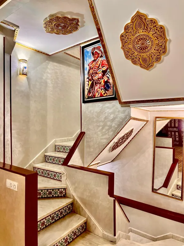 L’escalier, médaillons de plâtre sculpté