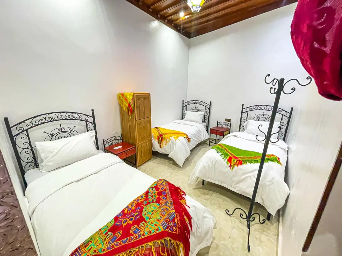Une chambre à deux lits de la maison