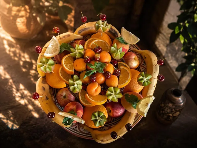 Un plateau de fruits, le soir
